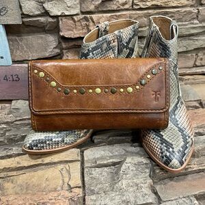 🧡🤎Frye Melissa Studded Tri-Fold  Wallet Cognac Brown🧡🤎